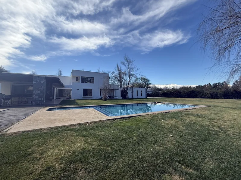 Piscina y jardín de una casa en Chicureo