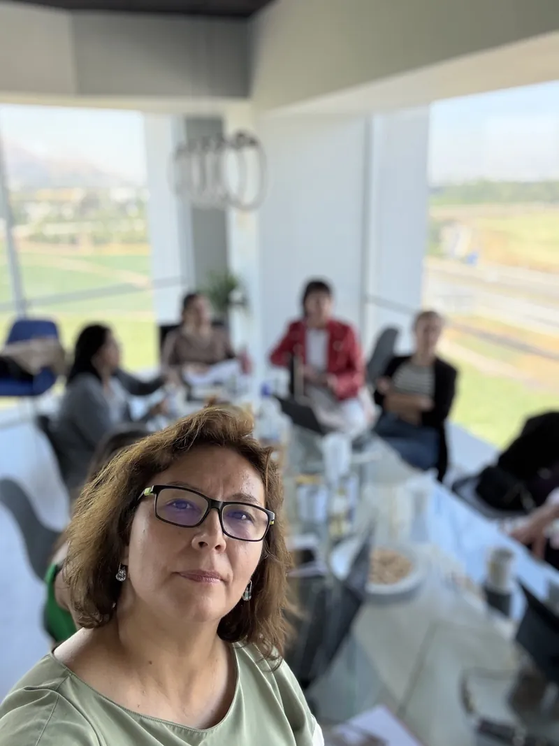 Ivonne Chamorro en una reunión con clientes